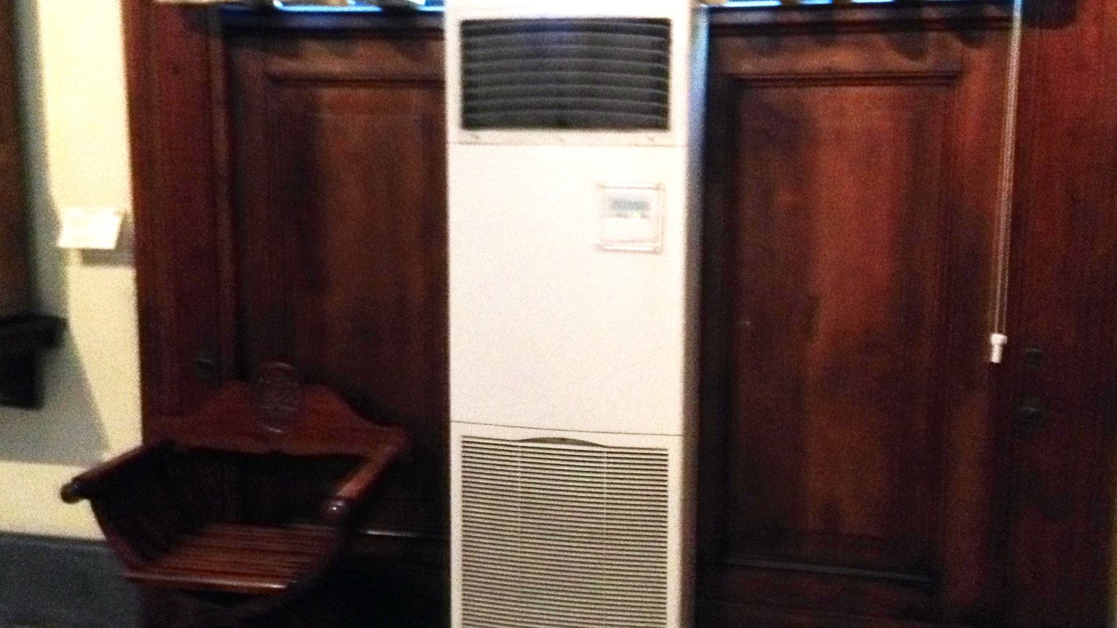 Condizionatore_verticale_poggiato_a_pavimento_Mitsubishi_Electric_1.jpg مكيف دولابي إل جي حار/بارد 4 طن - الصورة 1